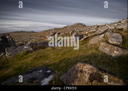 Regnerisch Tor und kleine Tor in der Nähe von groben Tor oder Roughtor auf Bodmin Moor, Cornwall Stockfoto