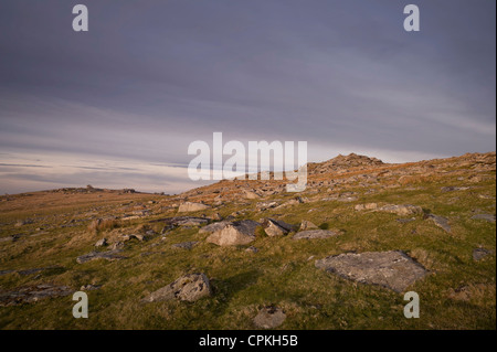 Regnerisch Tor und kleine Tor in der Nähe von groben Tor oder Roughtor auf Bodmin Moor, Cornwall Stockfoto