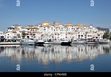 Luxus-Yachten in der Marina von Puerto Banus, Marbella, Spanien Stockfoto