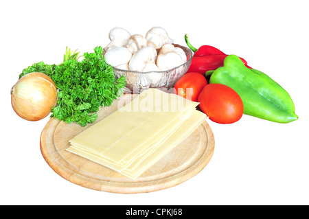 Zutaten für Lasagne - Tomaten, Paprika, Zwiebel, Petersilie, Pilze, Pasta, isoliert auf weiss Stockfoto