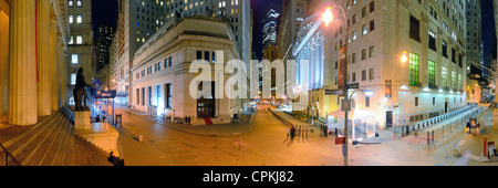 Wall Street in New York City bei Nacht. Stockfoto