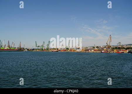 Übersicht von gestapelten Containern und Kränen im Hafen Stockfoto