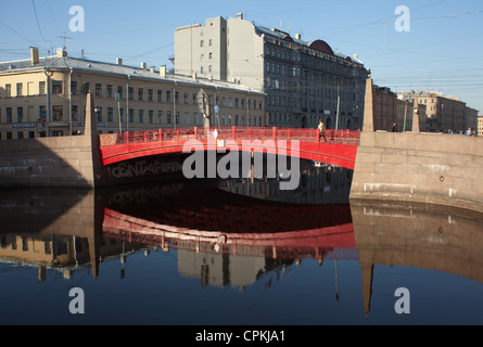 Die rote Brücke über den Fluss Moika in Sankt Petersburg, Russland. Stockfoto