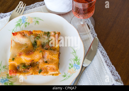 Nahaufnahme von Lasagne Slice auf einem Teller Stockfoto