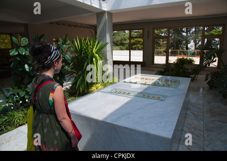 Im Haus von westlichen Touristen Blumen den Ort der Marschall Josep Titos Grab Belgrad-Serbien-Europa Stockfoto