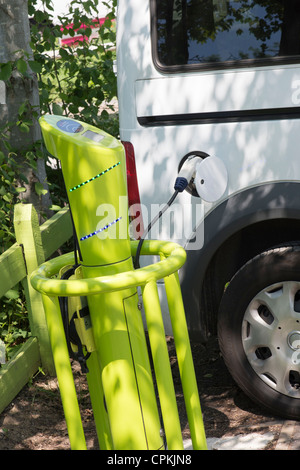 Elektro-Auto aufladen von Batterien an einem Ladegerät terminal Stockfoto