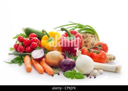 Gemüse und Gewürze mit Kräutern auf weißem Hintergrund Stockfoto