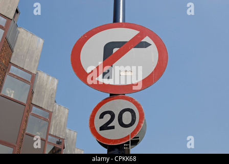 Britische Beschilderung keine Rechts abbiegen und 20 km/h Höchstgeschwindigkeit Stockfoto