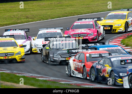 DTM-Fahrzeugen in Brands Hatch 2012 in ersten Runde Stockfoto