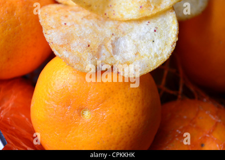 Orangen und Kartoffelchips. Stockfoto