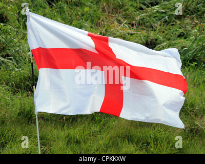Englisch Kreuz des Heiligen Georg Flagge im Wind wehen. Stockfoto