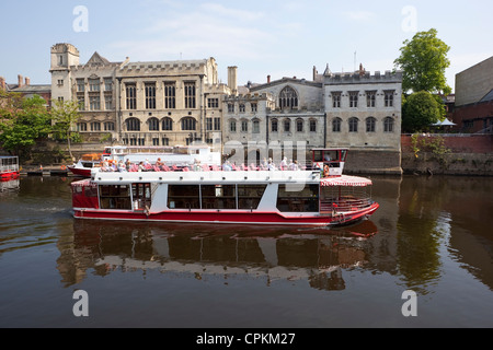 Ein rot-weißes Kreuzfahrtschiff am Fluss Ouse im Herzen der historischen Stadt York, England. Stockfoto