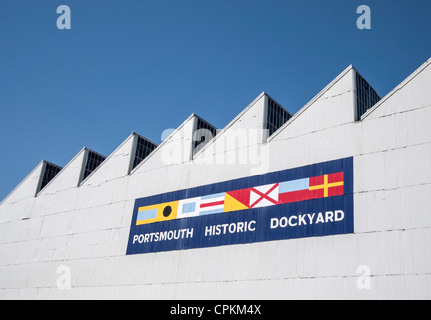 Portsmouth Historic Dockyard Zeichen auf dem Dach, Hampshire, England, Großbritannien Stockfoto