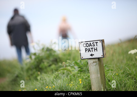 Wanderer auf dem Küstenpfad zwischen Tintagel und Trebarwith Strand. Bild von James Boardman. Stockfoto