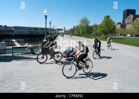 Menschen entlang der Lachine Canal Schleife am Wasser Fahrrad Radfahren trail Montreal Quebec Kanada KATHY DEWITT Stockfoto