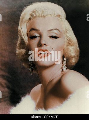 Farbe im Portrait der Filmstar Marilyn Monroe, abgebildet im Jahr 1957. Sie lächelt in die Kamera in diesem halben Körper Porträt. Stockfoto