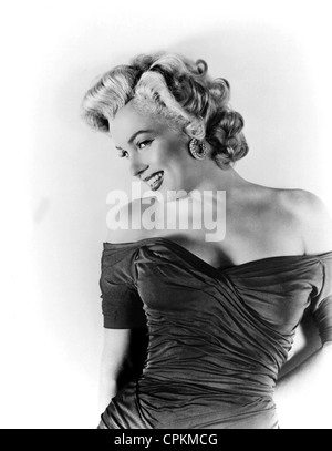 Farbe im Portrait der Filmstar Marilyn Monroe, abgebildet im Jahr 1957. Sie lächelt in die Kamera in diesem halben Körper Porträt. Stockfoto