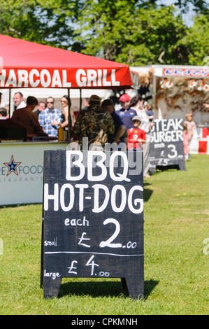 Kreidetafel Werbung BBQ Hot Dogs für £2,00 Stockfoto