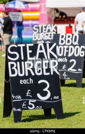 Chalk Board Werbung Steak Burger für £3.00 Stockfoto