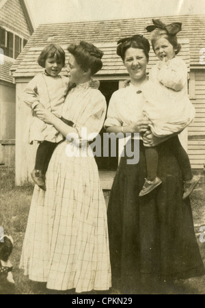 1908-Foto, zwei Edwardian Frauen und ihre Kinder, wahrscheinlich Plymouth, Massachusetts, USA. Stockfoto