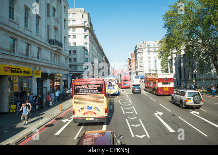 Verkehrsstraße Bayswater London am Marble Arch in Oxford Street führt. England. Stockfoto