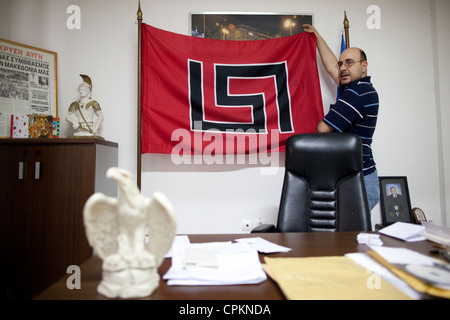 Costas Alexandrakis Mitglied der extremen rechtsextremen politischen Golden Dawn Parteizentrale in Athen, Griechenland Stockfoto