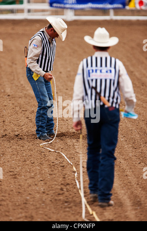 Rodeo-Beamten verwenden Sie ein Maßband vor dem Start des jährlichen 90. Black Hills Roundup Rodeo in Belle Fourche, South Dakota. Stockfoto