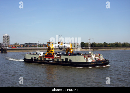 Die Woolwich Free Ferry ist ein Boot-Service über die Themse, London, UK. Stockfoto