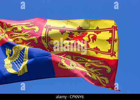 die königliche Standarte der Vereinigten Königreich Flagge wie in England, Wales und Nordirland mit schottischer Löwe prominente Stockfoto