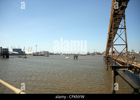 Die O2-Arena (North Greenwich Arena) und die Emirates Airline-Seilbahn in den Abstand vom Rand des Flusses Themse in London Stockfoto