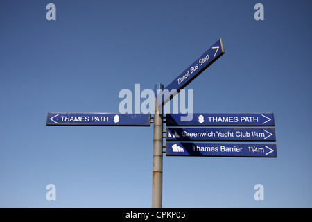 Die Thames Path ist ein National Trail, öffnete im Jahr 1996, nach der Länge der Themse von seiner Quelle in der Nähe von Kemble. Stockfoto