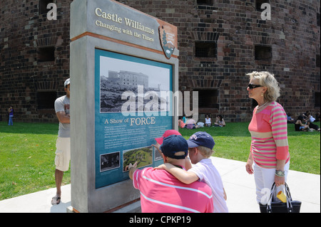 Castle Williams auf Governors Island im New Yorker Hafen entstand zwischen 1807 und 1811, den Hafen von Marine Angriff zu verteidigen. Stockfoto