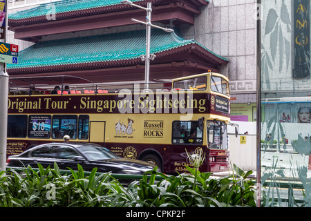 Tour-Bus in der Luxus-shopping-Bezirk auf der Orchard Road Singapur Stockfoto