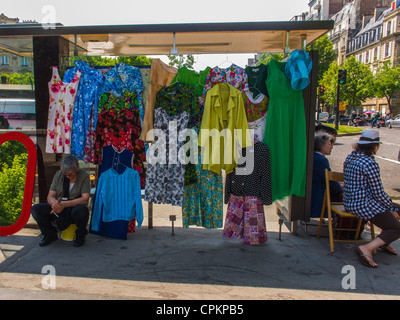 Paris, Frankreich, öffentlich, Attic Sale, Brocante, Vintage, Vide Grenier, On Street, Woman Street Vendor, alte Kleidung zeigen, Oldtimer-Markt, alte Bekleidungsgeschäfte, Bushaltestelle Oldtimer-Bekleidungsmarkt frankreich Stockfoto