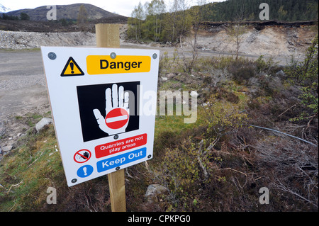 STEINBRUCH GEFAHR WARNUNG HALTEN SCHILD AM RAND DES STEINBRUCHS BEREICH UK Stockfoto