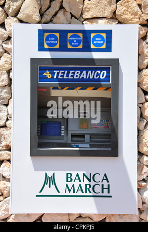 Banca March Geldautomat am Passeig del Riu, Cala Santa Galdana, Menorca, Balearen, Spanien Stockfoto