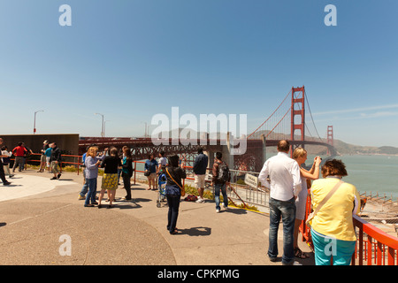 Touristen an der San Francisco Golden Gate Bridge Stockfoto