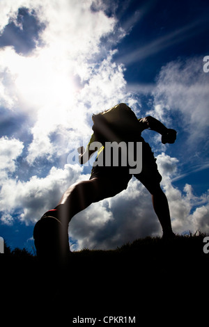 Die Silhouette der Läufer auf der Wiese mit Sonnenlicht Hintergrund Stockfoto