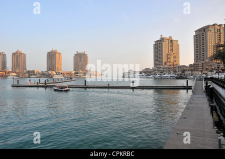 Die Perle - ein Multi-Purpose künstlich gehobenen Stadtentwicklungsprojekt in Doha, Katar, mit Yachthafen, am Persischen Golf. Stockfoto