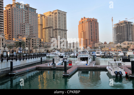 Die Perle - ein Multi-Purpose künstlich gehobenen Stadtentwicklungsprojekt in Doha, Katar, mit Yachthafen, am Persischen Golf. Stockfoto