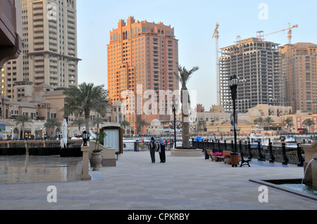 Die Perle - ein Multi-Purpose künstlich gehobenen Stadtentwicklungsprojekt in Doha, Katar, mit Yachthafen, am Persischen Golf. Stockfoto