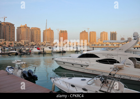 Die Perle - ein Multi-Purpose künstlich gehobenen Stadtentwicklungsprojekt in Doha, Katar, mit Yachthafen, am Persischen Golf. Stockfoto