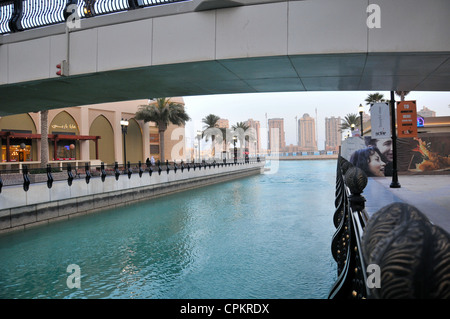 Die Perle - ein Multi-Purpose künstlich gehobenen Stadtentwicklungsprojekt in Doha, Katar, mit Yachthafen, am Persischen Golf. Stockfoto