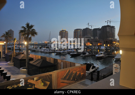 Die Perle - ein Multi-Purpose künstlich gehobenen Stadtentwicklungsprojekt in Doha, Katar, mit Yachthafen, am Persischen Golf. Stockfoto