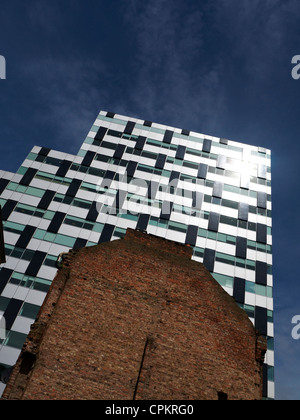 Gemischte Architektur zeigt Einheit Gebäude in Liverpool UK Stockfoto