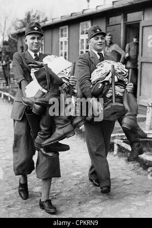 Mitglieder des Reiches Labour Service [Reichsarbeitsdienst, RAD] auf ihre Ausrüstung mit Kleidung, 1936 Stockfoto