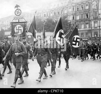 SA-Mitglied marschieren durch Berlin während des Wahlkampfes Reichstag im September 1930 (s/w Foto) Stockfoto