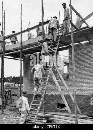 Lager Internierten in gestreiften Uniformen tun Zwangsarbeit im KZ Sachsenhausen, Brandenburg, 1933 (s/w Foto) Stockfoto