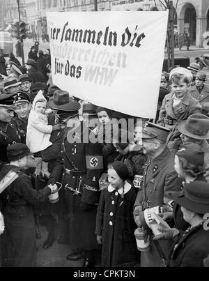 Mitglied der Reich-Liga für kinderreiche Familien sammeln für den Winter-Entlastungs-Programm 1938 Stockfoto