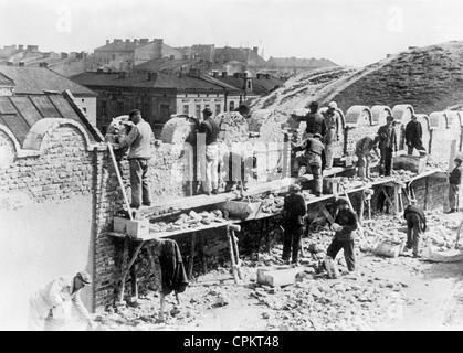 Jüdische Steinmetze bauen Mauern um das Warschauer Ghetto, Warschau, Mai 1941 (s/w Foto) Stockfoto